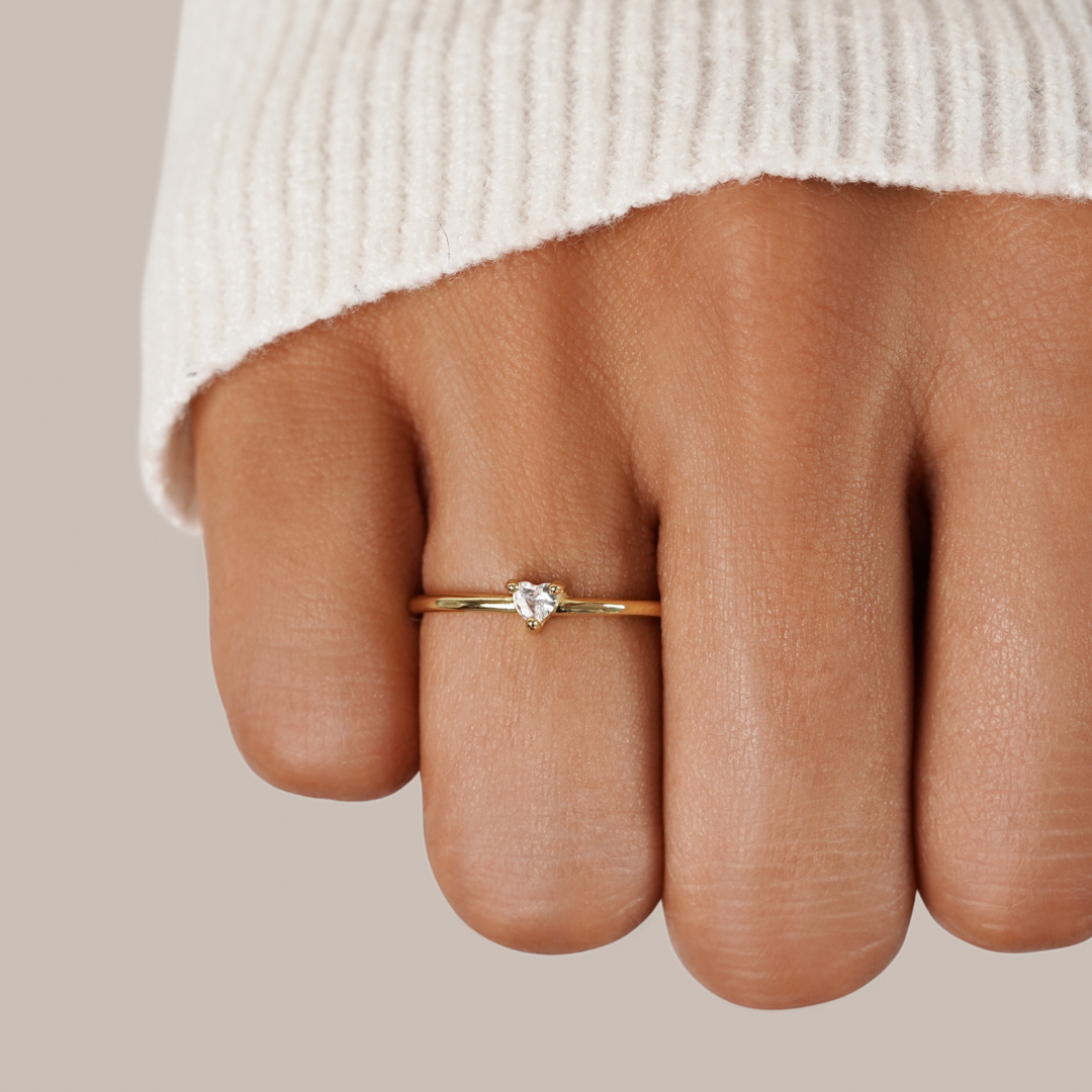 Leonie – Einfacher goldener Ring mit glatter Oberfläche.