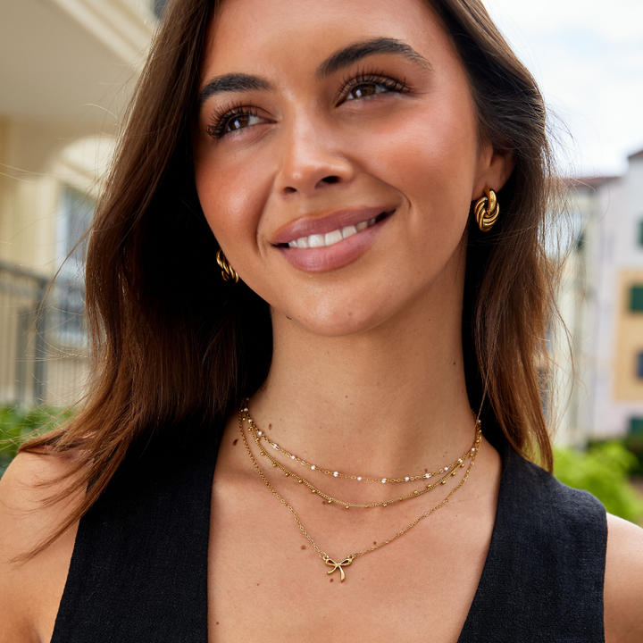 Sabine – Zarter goldener Choker mit Mini-Perlen.
