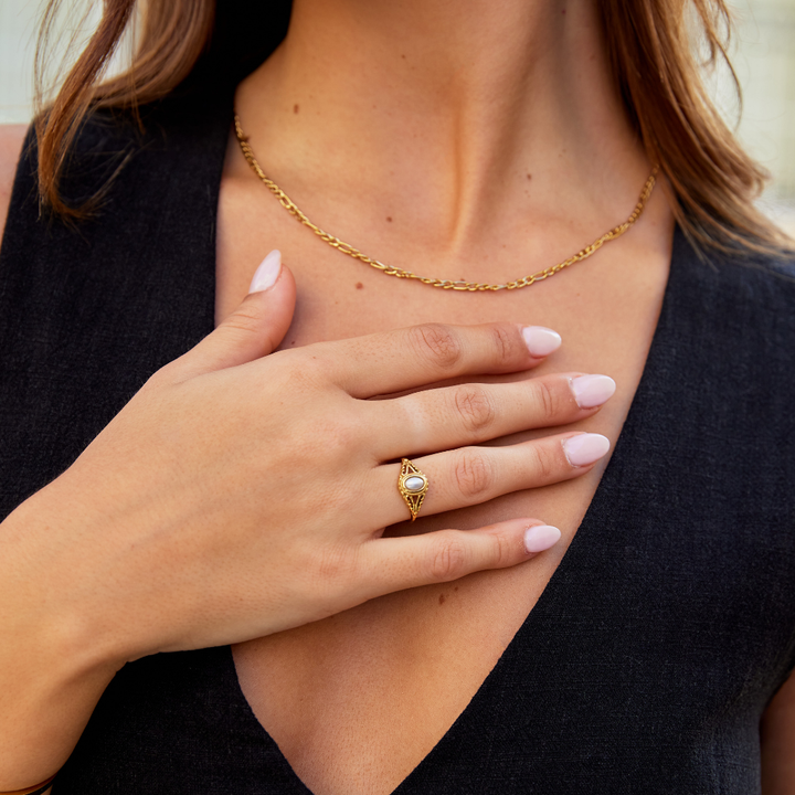 Nora – Goldring mit geschwungener Linie