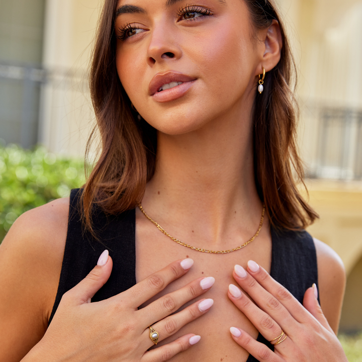 Nora – Goldring mit geschwungener Linie