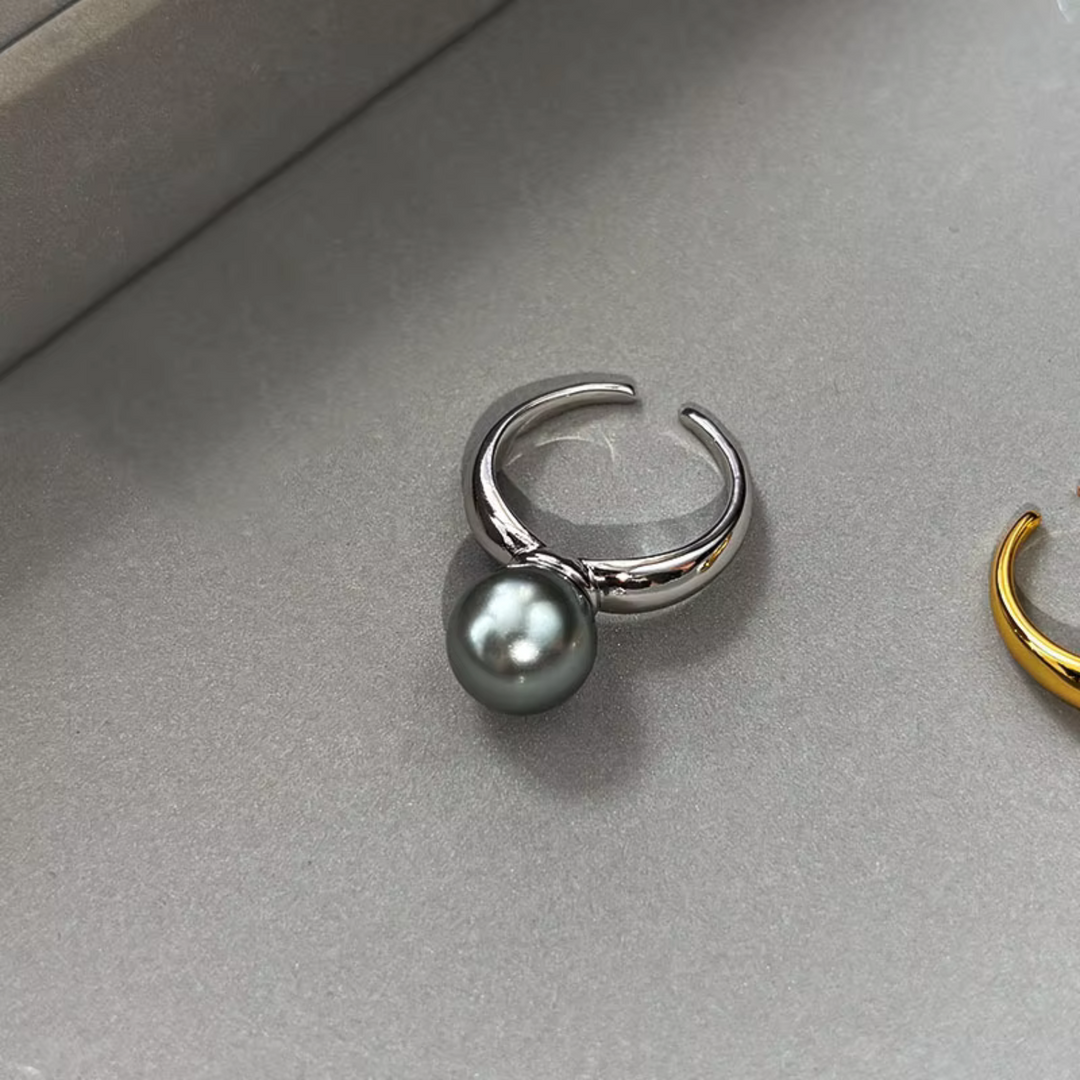 Ida – Vergoldeter Ring mit glatter Oberfläche und Perlenakzent.