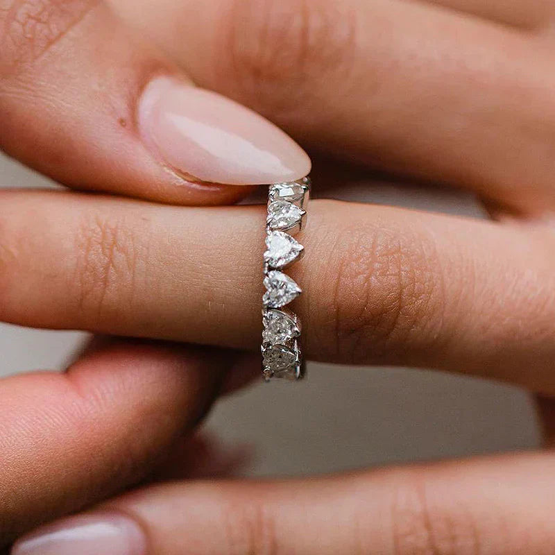 Fiona – Diamantring mit glänzendem Rand.