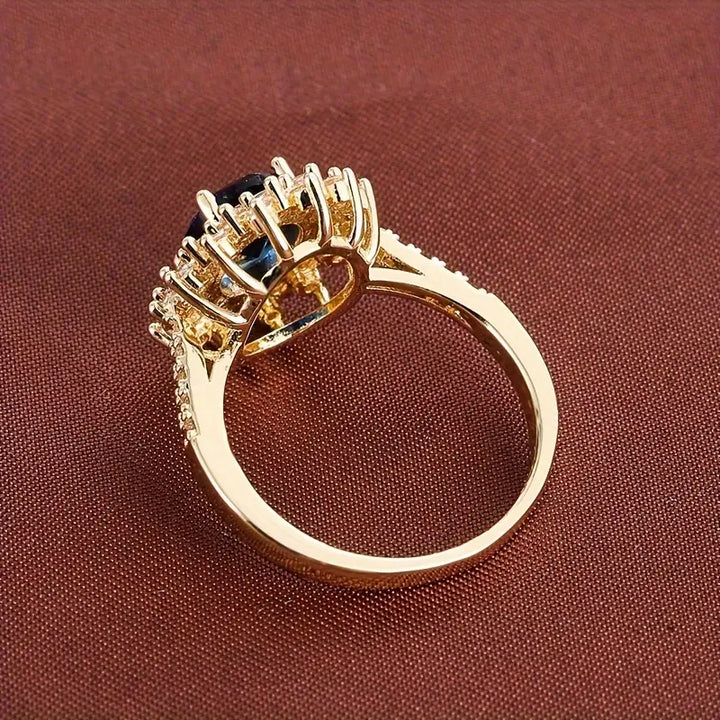 Karoline – Vergoldeter Ring mit blühendem Saphir.