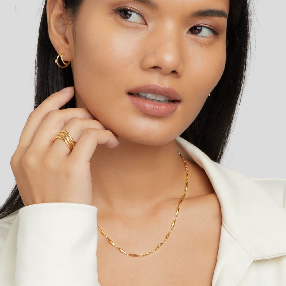 Magdalena – Zarter goldener Halsreifen mit feinen Gliedern.