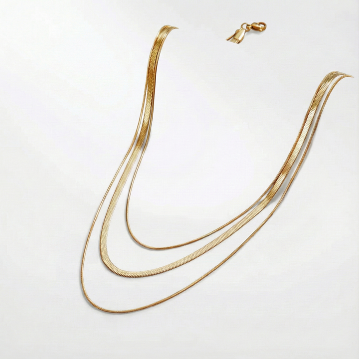 Antonia – Mehrschichtige goldene Halskette mit klarer Struktur.