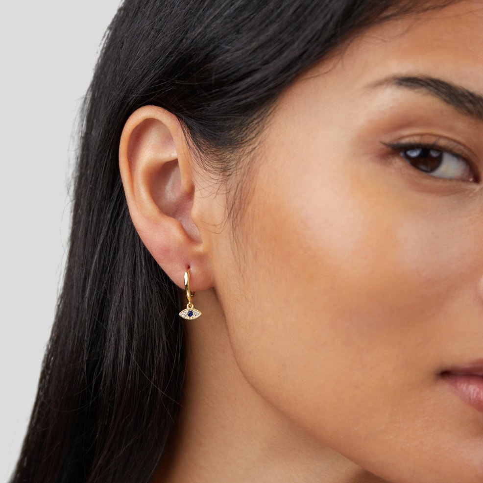 Luana – Goldene Ohrringe mit zarter Perle.