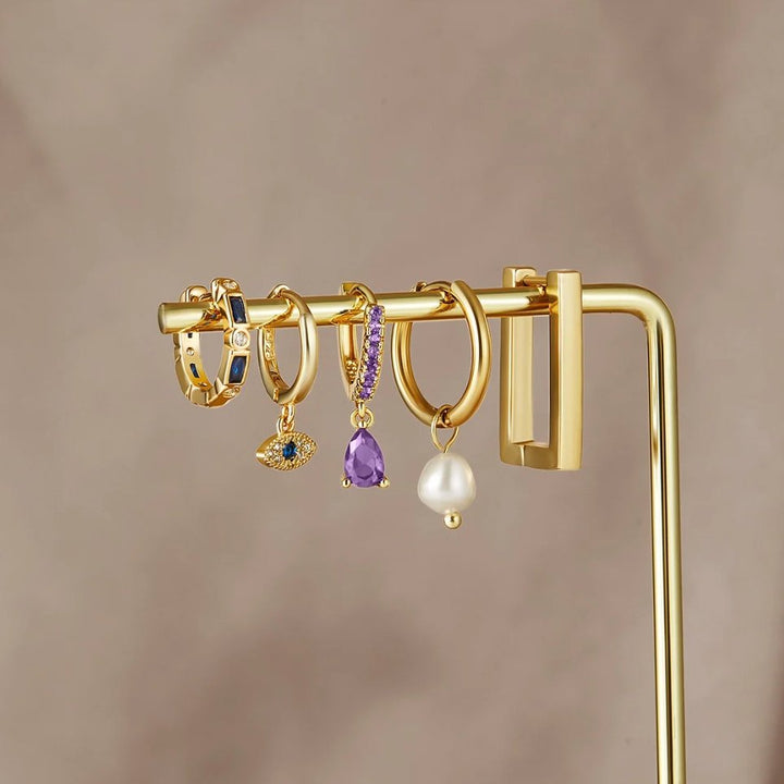 Luana – Goldene Ohrringe mit zarter Perle.