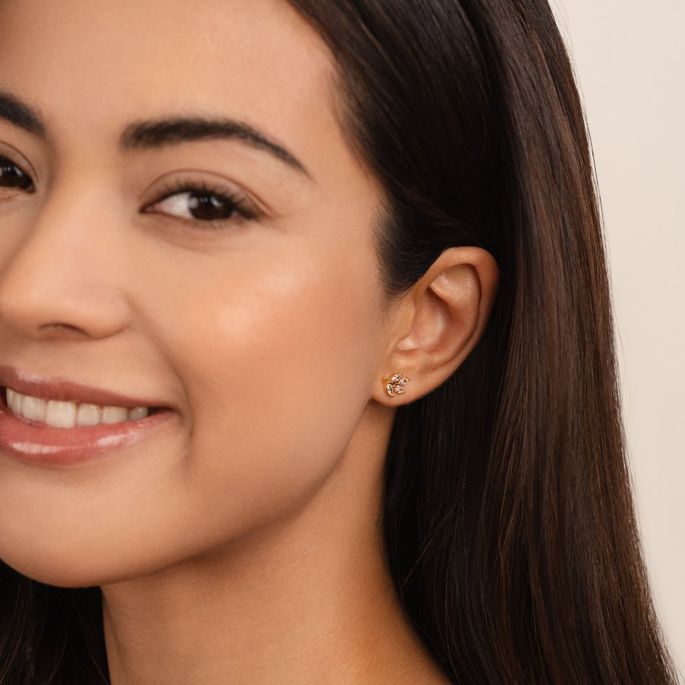 Felicitas – Goldene Ohrringe mit Blattdetail.