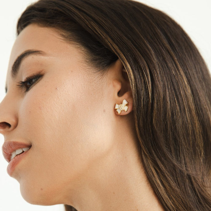 Klara – Goldene Ohrringe mit Blumenmotiv.
