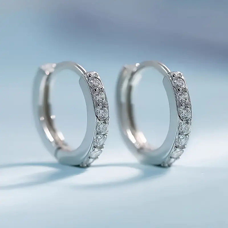 Nora – Goldene Ohrringe mit feinen Steinen.