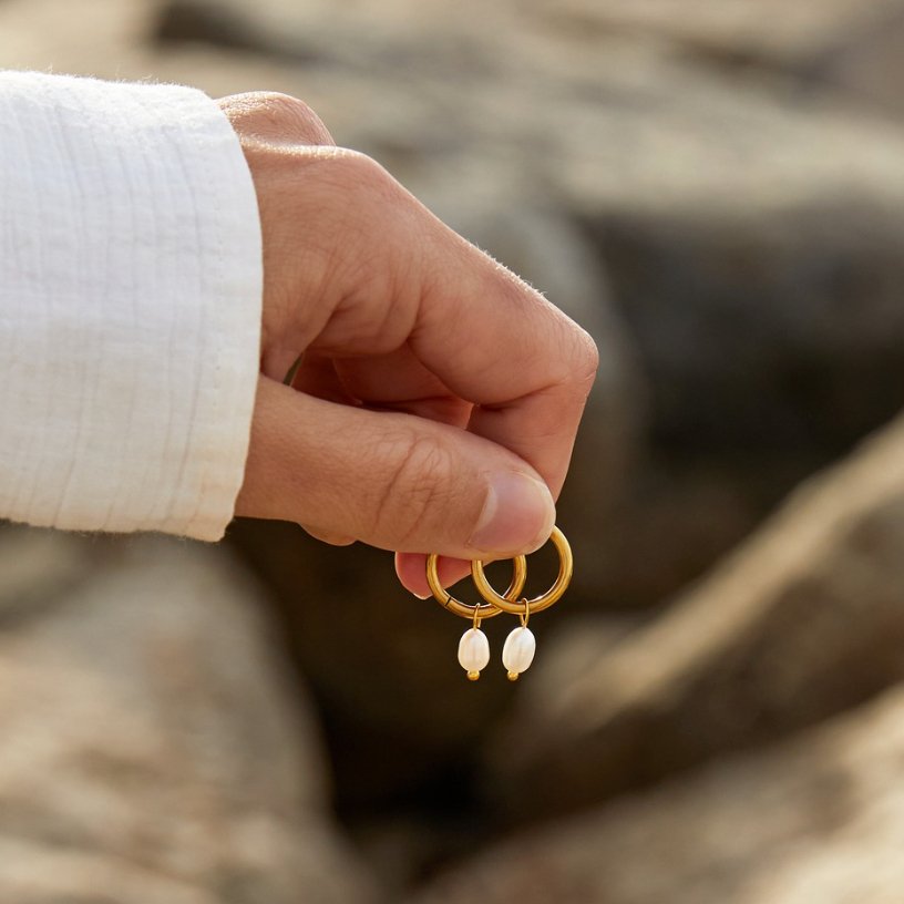 Elisa-Marie – Goldene Ohrringe mit Perlenanhänger.