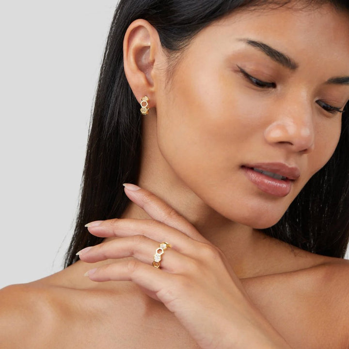 Frieda – Vergoldeter Ring mit Perlenakzent.