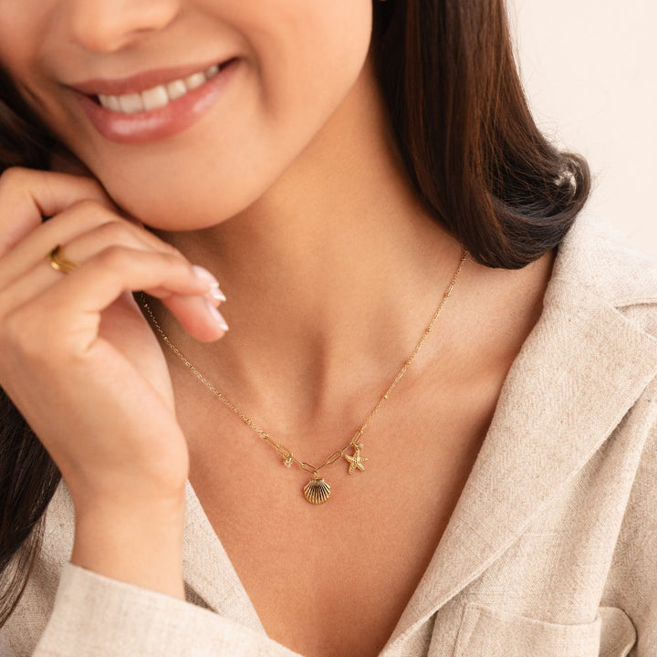 Greta – Halskette mit sternförmigem Anhänger in Gold.