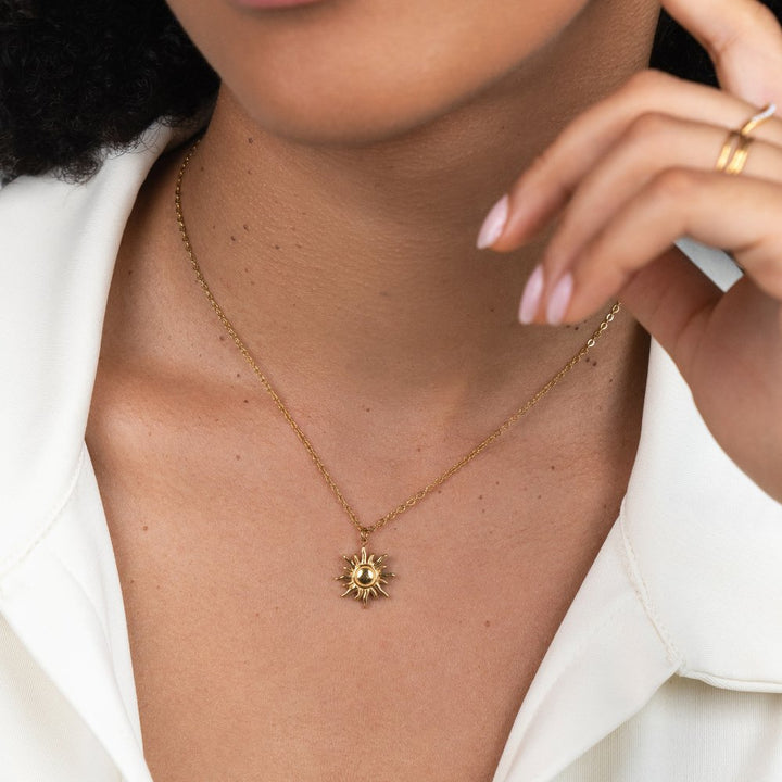 Ronja – Goldene Halskette mit Blumenanhänger