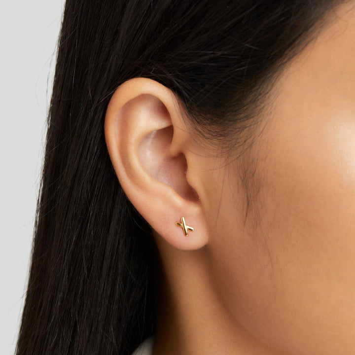 Lisa – Goldene Ohrringe in Zweigform.