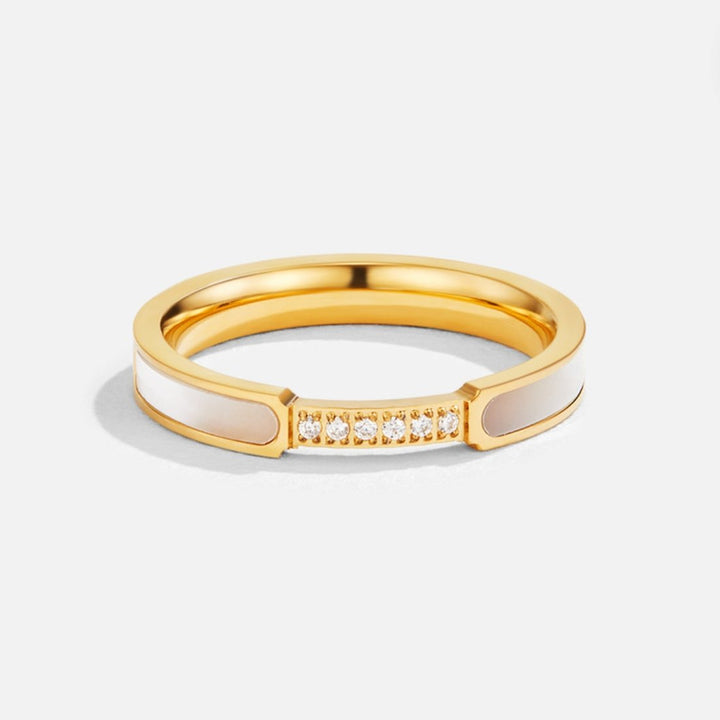 Lara – Schmaler goldener Ring mit Glanz.