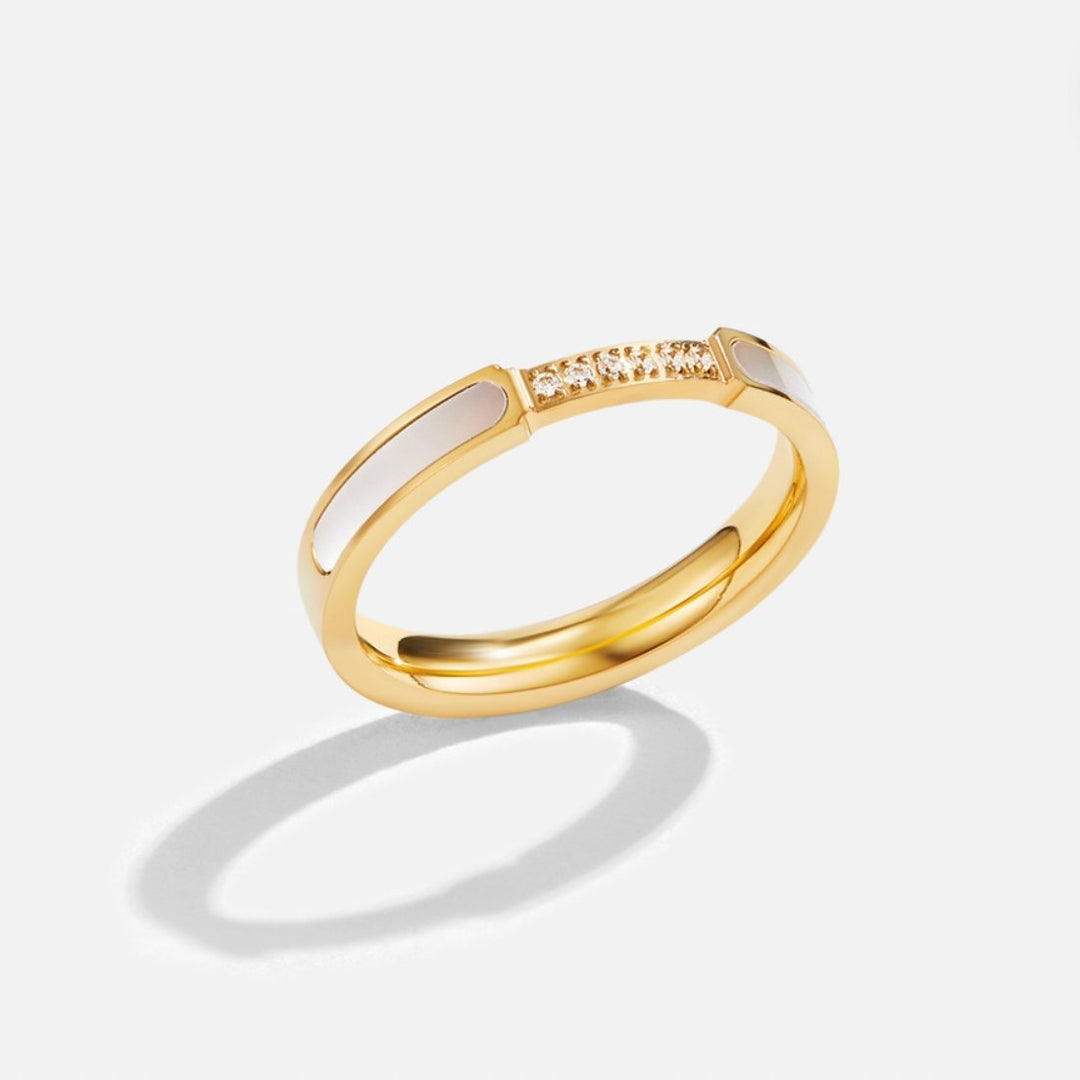 Lara – Schmaler goldener Ring mit Glanz.