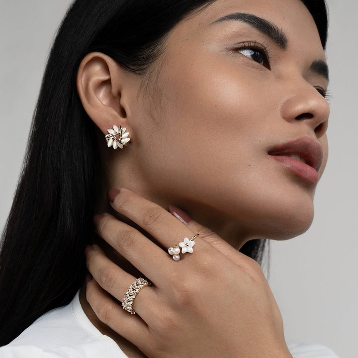 Flora – Silberne Ohrringe in Blumenform.