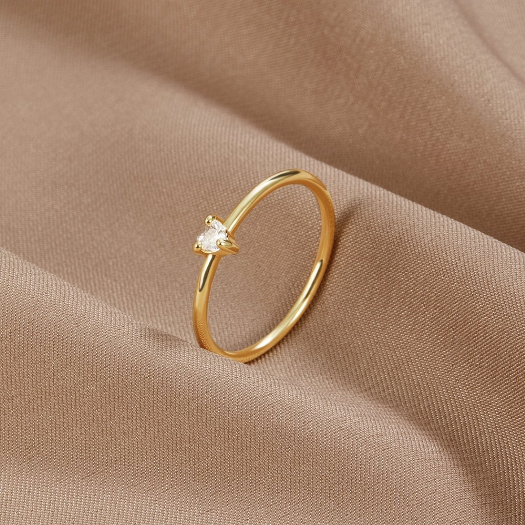 Leonie – Einfacher goldener Ring mit glatter Oberfläche.