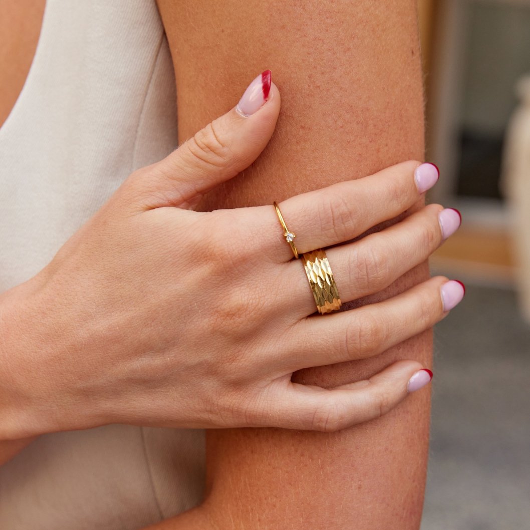 Leonie – Einfacher goldener Ring mit glatter Oberfläche.