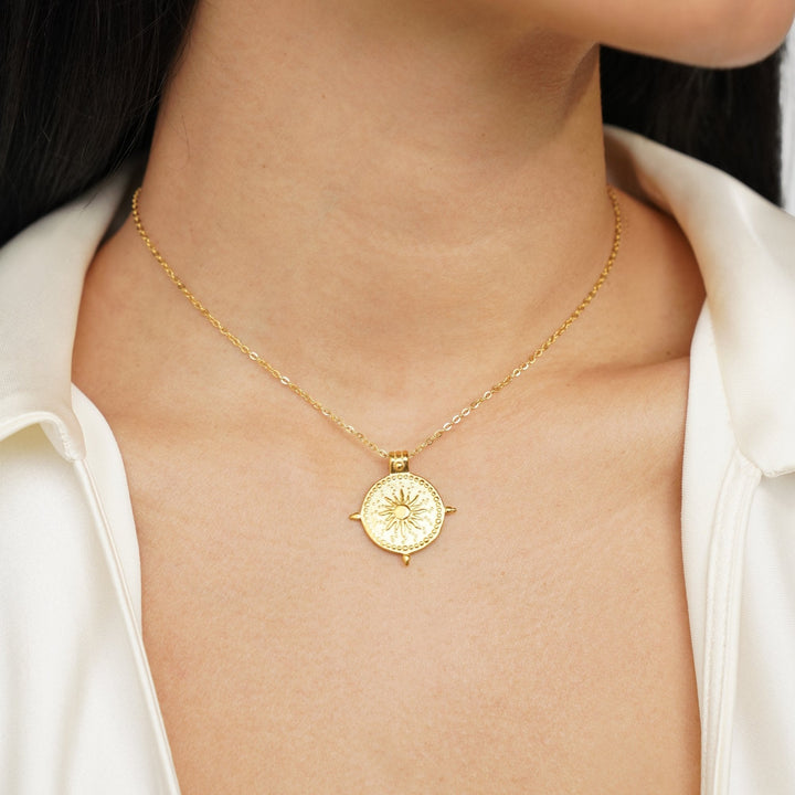 Anna – Geometrische goldene Kette mit Struktur.