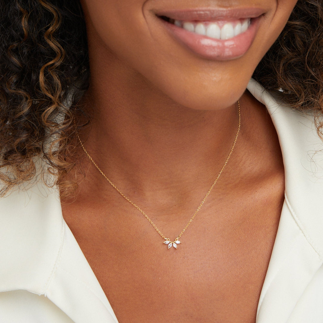 Stefanie – Doppelter Halsreifen mit Medaillon.