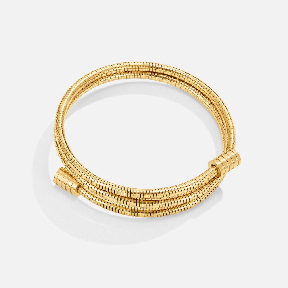 Verdrehte goldene Armbänder