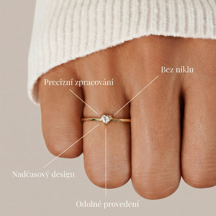 Leonie – Einfacher goldener Ring mit glatter Oberfläche.