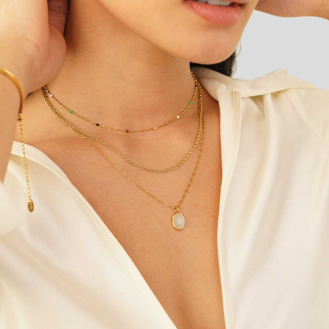 Veronika – Goldene doppelte Halskette mit schwarzen Akzenten.