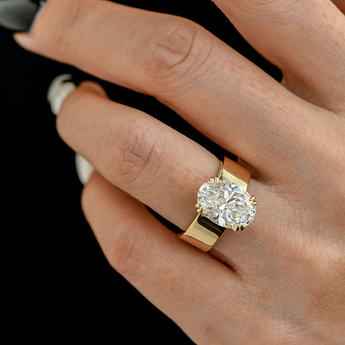 Lara – Solitär-Ring mit rundem Stein in Goldfarbe.