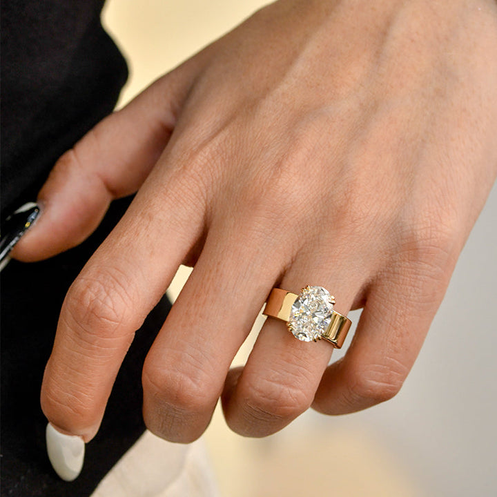 Lara – Solitär-Ring mit rundem Stein in Goldfarbe.