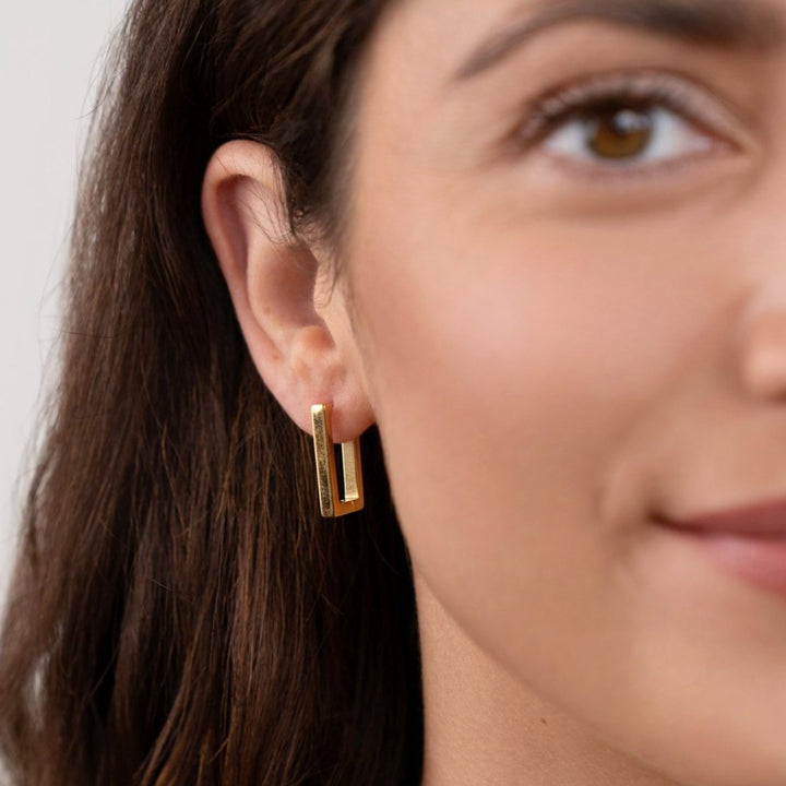 Karolina – Goldohrringe mit geometrischem Mix.